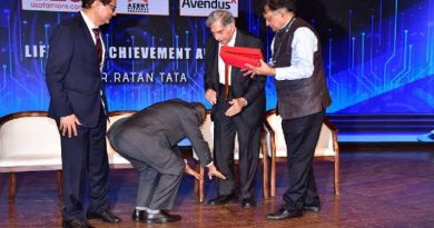 Narayana Murthy touching Ratan Tata's feet '