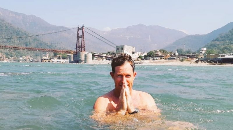 Jonty Rhodes take a dip in the Ganga river.