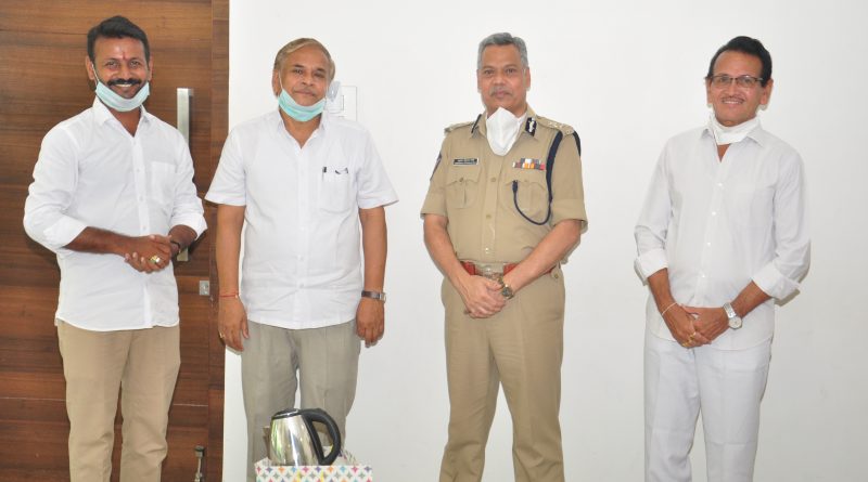 Vijayawada jain samajam officials with CP