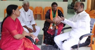 DK Aruna talking to BJP MP Sanjay Kumar